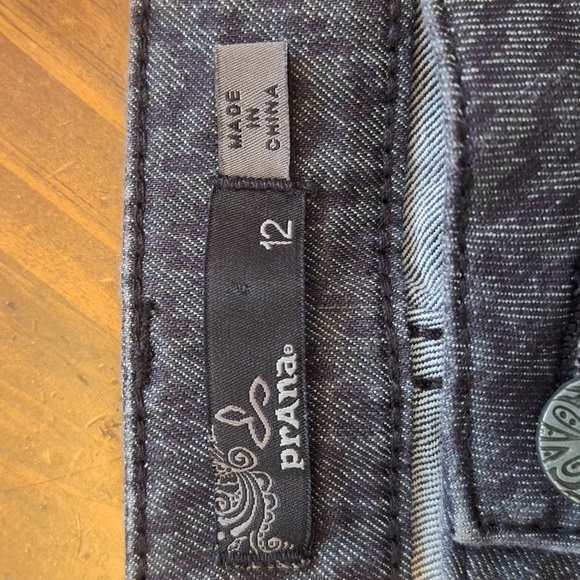 PRANA JEANS SIZE 12 CHEVRON PRINT IN DARK GRAY AND DARK PURPLE. - Picture 8 of 9